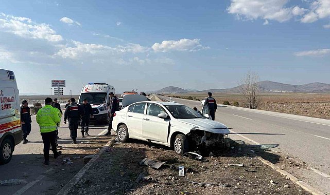 Refüje çarpan otomobilde 5 kişi yaralandı