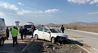 Refüje çarpan otomobilde 5 kişi yaralandı