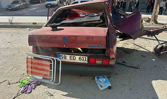 Refüje çarpan Tofaş hurdaya döndü: 1 ölü, 1 yaralı
