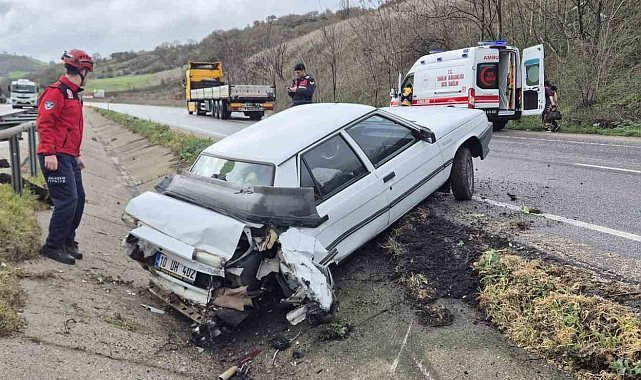 Refüje giren otomobildeki 2 kişi yaralandı