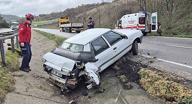 Refüje giren otomobildeki 2 kişi yaralandı