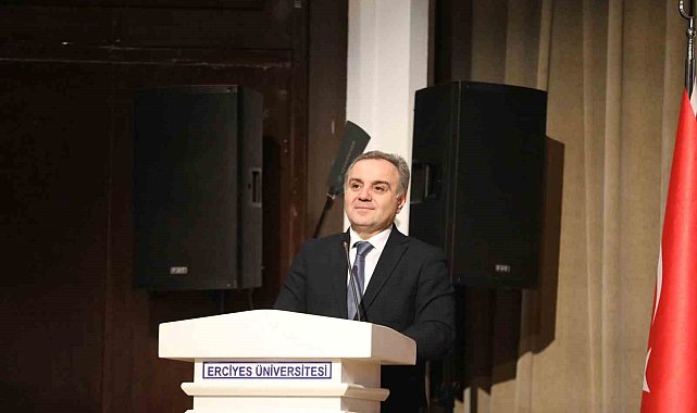 Rektör Altun, 2209 projelerinde yer alan öğrenciler ile bir araya geldi