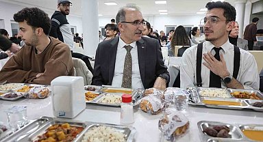 Rektör Göktaş öğrencilerle iftar açtı