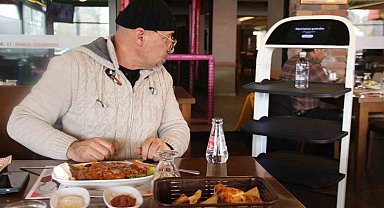Robot garson "Şef" yaptığı servisle müşterilere farklı bir deneyim sunuyor
