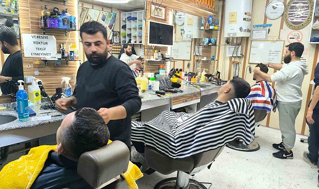 Saç tıraşını son güne bırakanlar bayrama berber dükkanlarında girdi