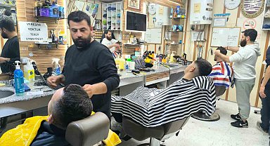 Saç tıraşını son güne bırakanlar bayrama berber dükkanlarında girdi