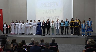 Sağlık çalışanlarından 'Geçmişten Günümüze Hemşire Kıyafetleri' defilesi