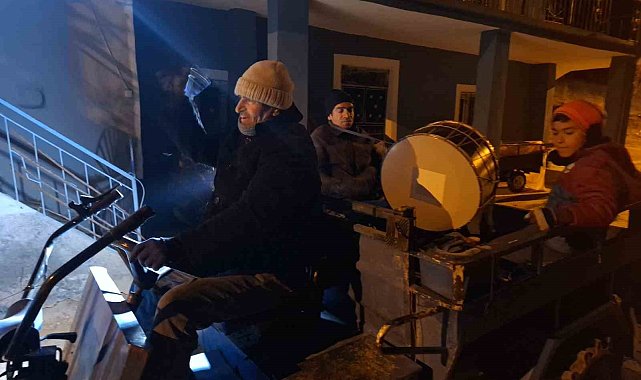 Sahura 'patpatlı' davulcular uyandırıyor
