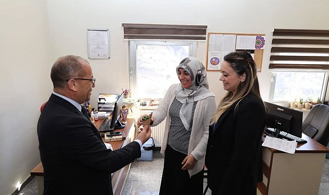Saimbeyli ve Feke'de 'Kadınlar Günü' çiçeklerle kutlandı