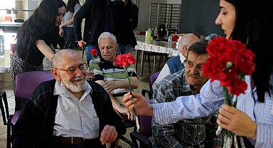 Sakarya Büyükşehir'den yaşlıların yüzünde tebessüm olan ziyaret