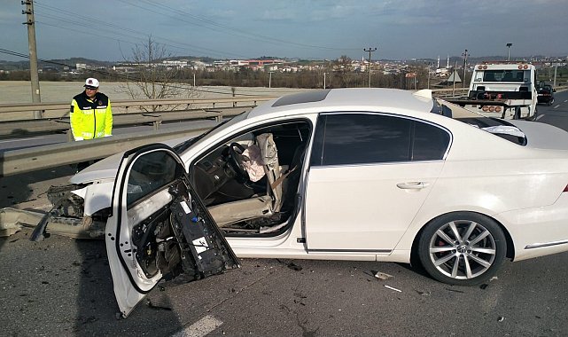 Sakarya'da bariyer otomobilin içine girdi