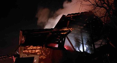Sakarya'da evin çatısı alev topuna döndü, mahalleli sokağa döküldü