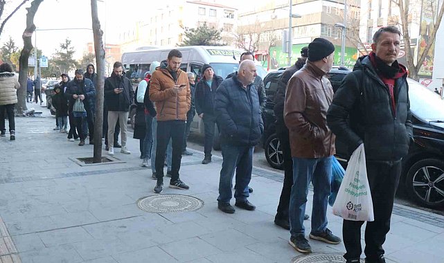 Sakarya'da ilk iftar gününde pide kuyruğu