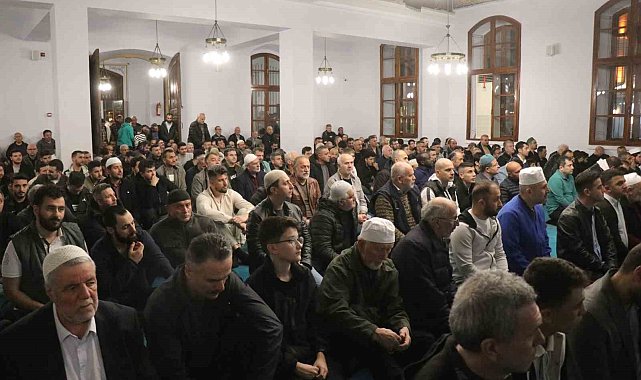 Sakarya'da Kadir Gecesi'nde vatandaşlar camilere akın etti