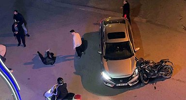 Sakarya'da otomobile çarpan motosikletteki 2 kişi yaralandı