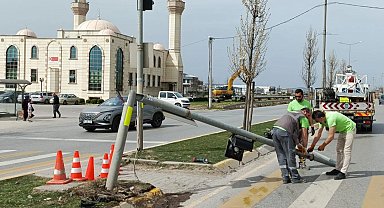 Sakarya'da kullanılamaz hale gelen trafik ışığına hızlı müdahale!