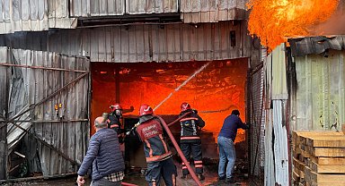 Sakarya'da Mobilyacılar Çarşısı'nda yangın