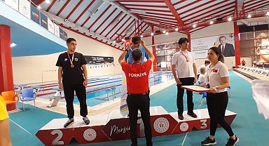 Sakaryalı yüzücüden gururlandıran başarı
