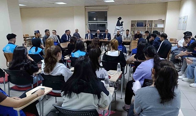 Salihli Kaymakamı Güldoğan, öğrencilerle iftar yaptı