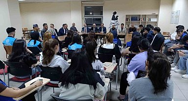 Salihli Kaymakamı Güldoğan, öğrencilerle iftar yaptı