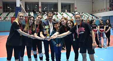Salihli'de kadınlar, voleybol turnuvasında buluştu