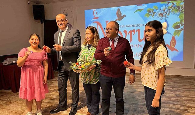 Salihli'de öğrenciler baharın gelişini kutladı