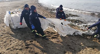 Samandağ sahilinden torbalarca çöp toplandı