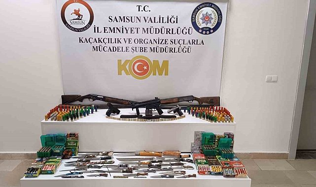 Samsun'da bir evde çok sayıda silah ve bıçak ele geçirildi