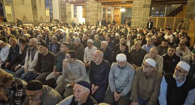 Samsun'da Kadir Gecesi'nde camiler doldu taştı