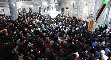Şanlıurfa'da binlerce kişi bayram için camilere akın etti