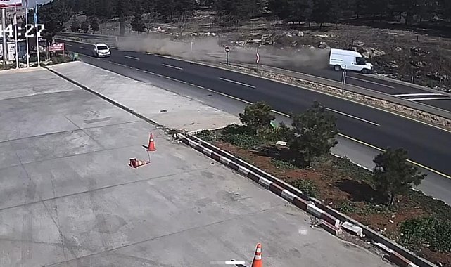 Şanlıurfa'da minibüs kayalıklara çarptı: 2 yaralı