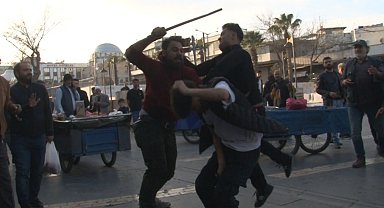 Şanlıurfa'da seyyar satıcıların yer kavgası kamerada