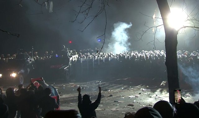 Saraçhane'de toplanan göstericiler polise meşale fırlattı