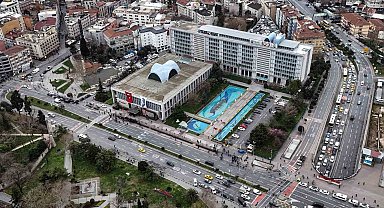Saraçhane'deki İBB binası önünde yaşanan hareketlilik havadan görüntülendi