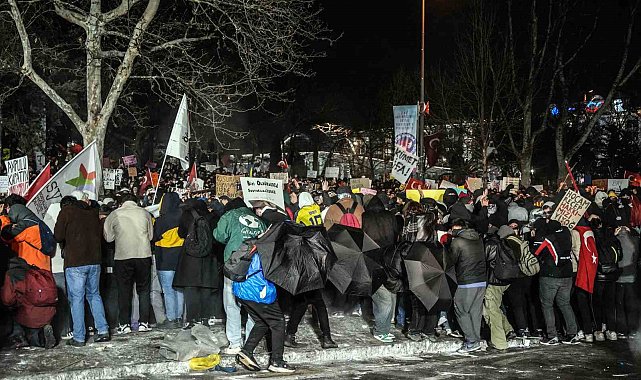 Saraçhane'den Taksim'e yürümek isteyen grup polise su şişesi fırlattı