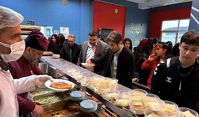Sarıkamış'ta kaymakam ve belediye başkanı öğrencilerle iftar açtı
