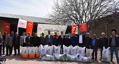 Şarkikaraağaç'ta üreticilere nohut ve yağlık ayçiçeği tohumu dağıtıldı