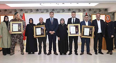 Şehit aileleri ve gazilere devlet övünç madalyası verildi