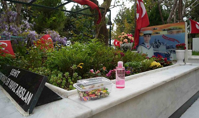 Şehit kabirlerine şeker ve kolonya bırakıldı