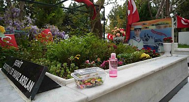 Şehit kabirlerine şeker ve kolonya bırakıldı