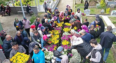 Şehitlikler ve mezarlıklar bayramda çiçek açtı