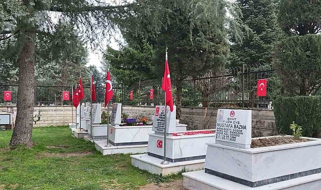 Şehitlikte bayram temizliği