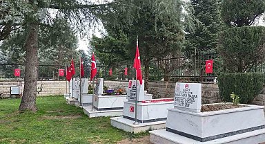 Şehitlikte bayram temizliği