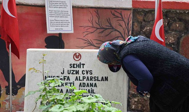 Şehitlikte hüzünlü bayramlaşma: Fotoğraflarını öperek bayramlaştılar