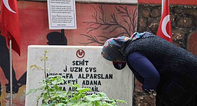Şehitlikte hüzünlü bayramlaşma: Fotoğraflarını öperek bayramlaştılar