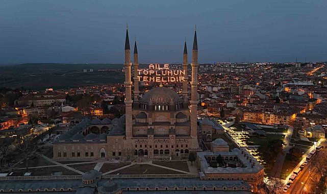 Selimiye Camisi'ne "Aile toplumun temelidir" yazısı asıldı