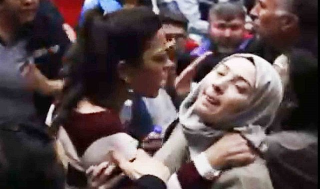 Sendika üyesi kadın, başörtülü basın mensubunun boğazını sıktı
