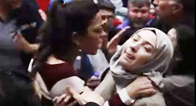 Sendika üyesi kadın, başörtülü basın mensubunun boğazını sıktı