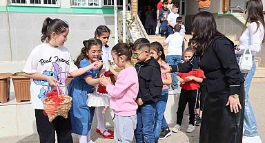 Şenlik gibi bayramlaşma: Bin 200 öğrenci birbiriyle bayramlaştı