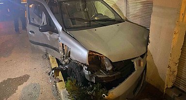 Serik'te iki otomobil çarpıştı: 1 yaralı